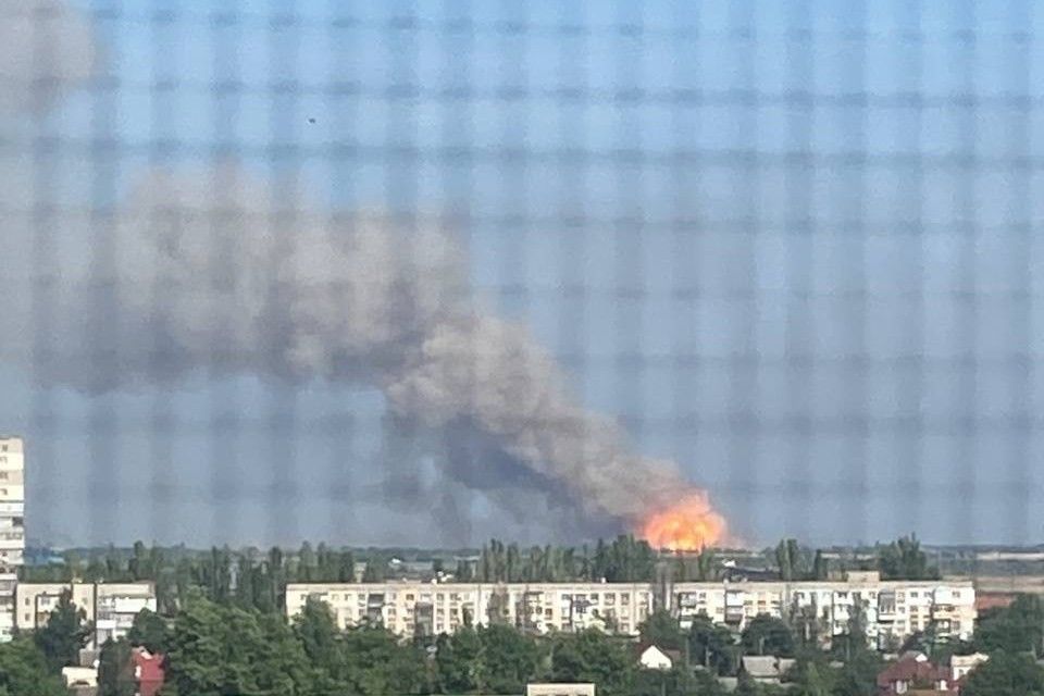 ​"Давно такого не было", - в Чернобаевке "лютейший" пожар на базе ВС РФ, гремят взрывы