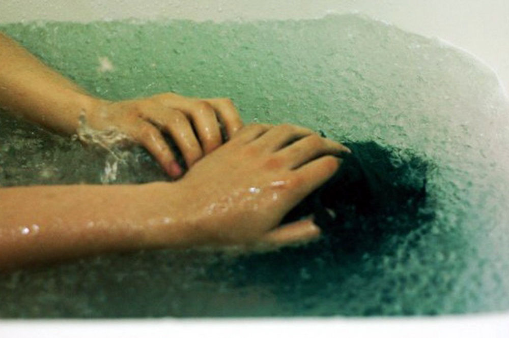 Голая киевлянка получила сильный удар током от телефона в собственной ванной