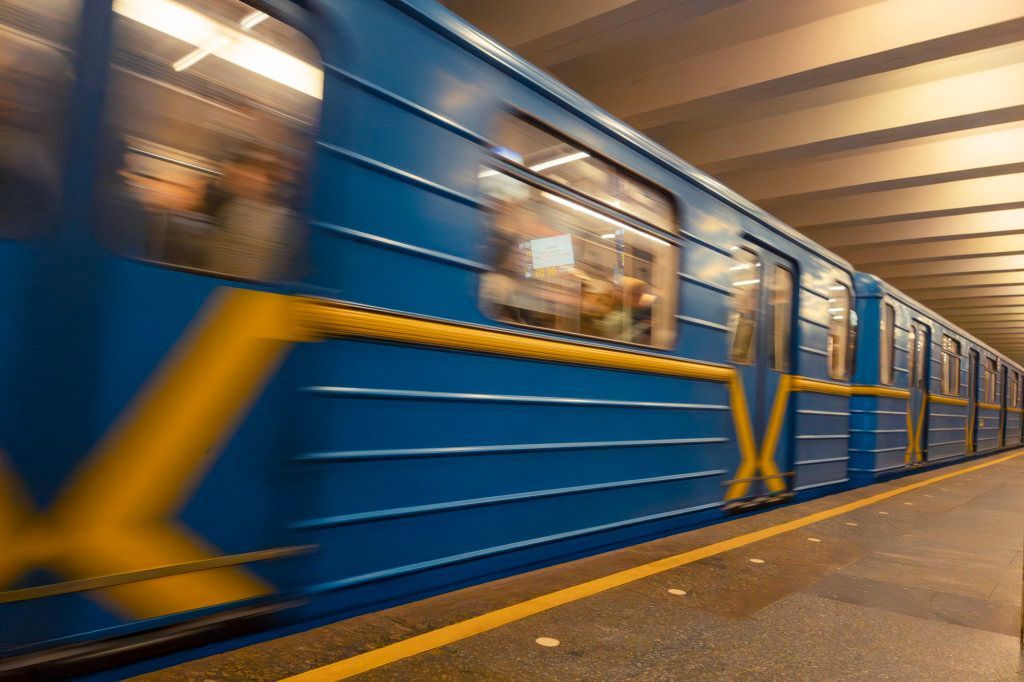 ​ЧП в метро Киева: пассажиры освещали станции телефонами, движение поездов остановлено