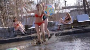 В центре Новосибирска девушки устроили "пляж" около огромной лужи. Видео