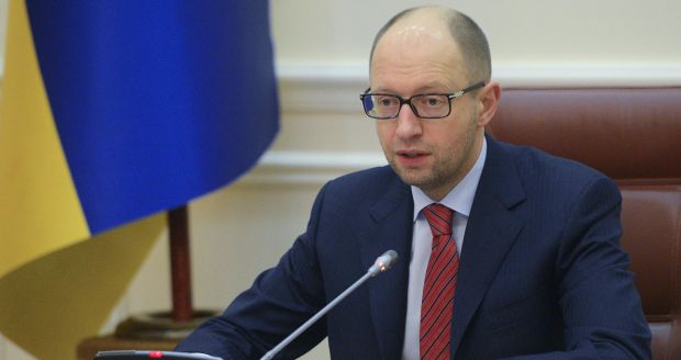 ​Яценюк в прямом эфире проверил работу «горячей линии» по субсидиям