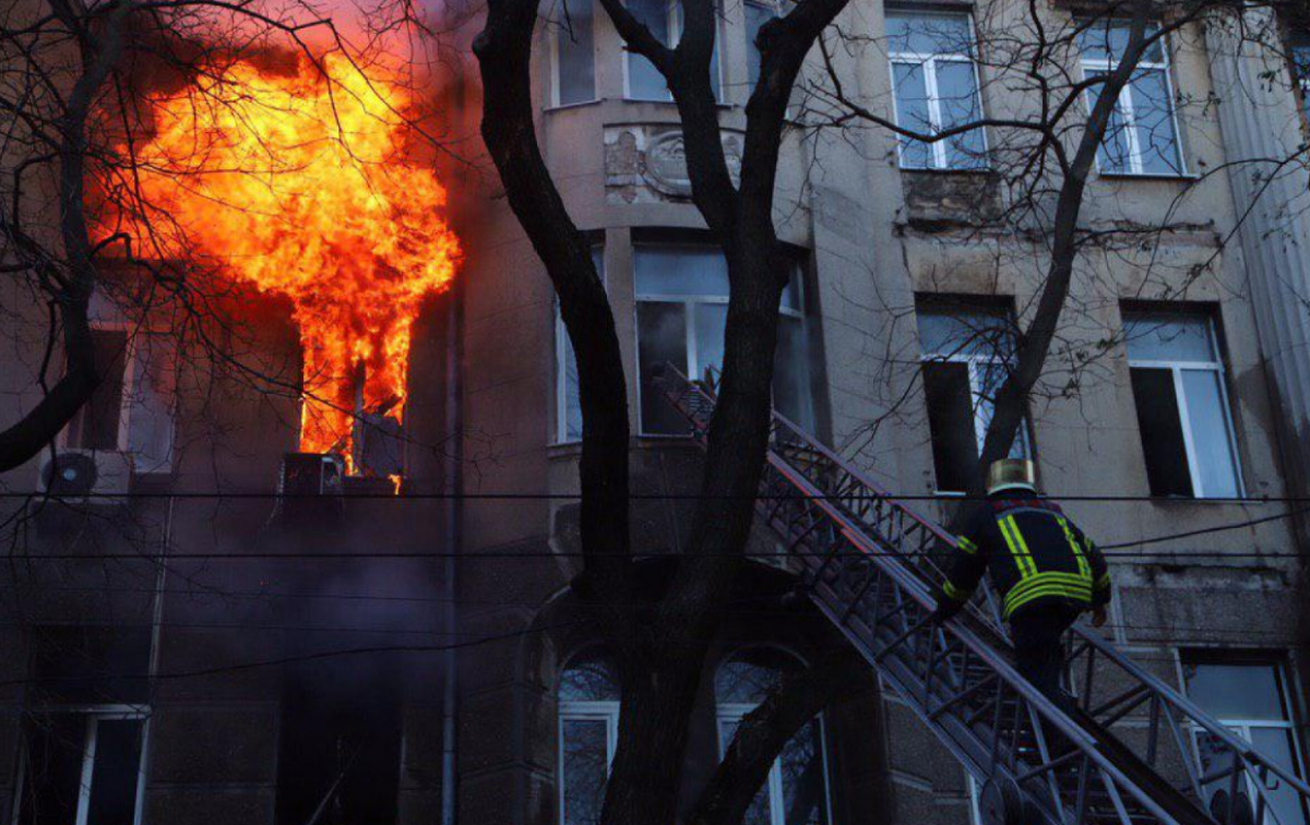 Пожар в Одессе охватил четыре этажа из шести - в панике из окон выпрыгнули еще 4 человека