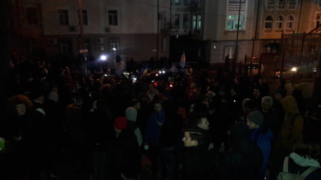 Отведенные законом на задержание Насирова 72 часа истекли: активисты заблокировали все выходы из здания Соломенского суда 