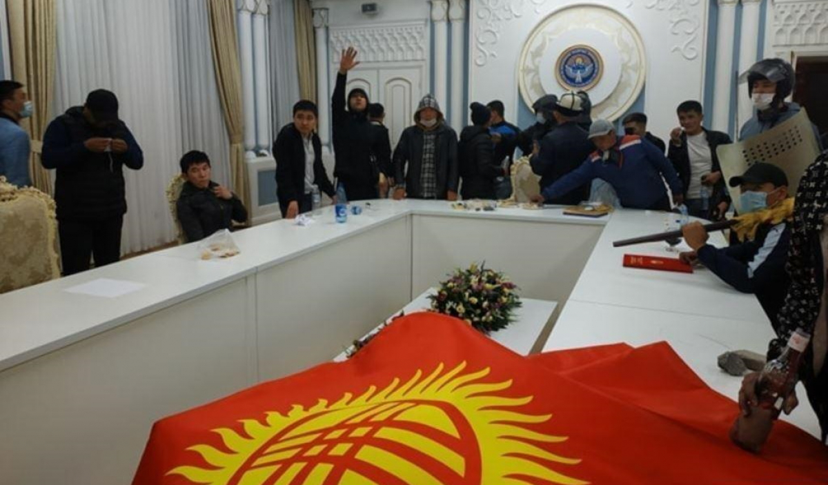 Протестующие в Бишкеке заняли Белый дом: кадры из резиденции 