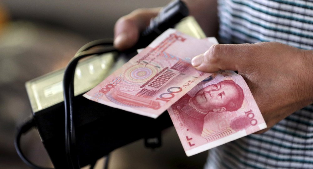 Китайский банк третий день подряд девальвирует национальную валюту