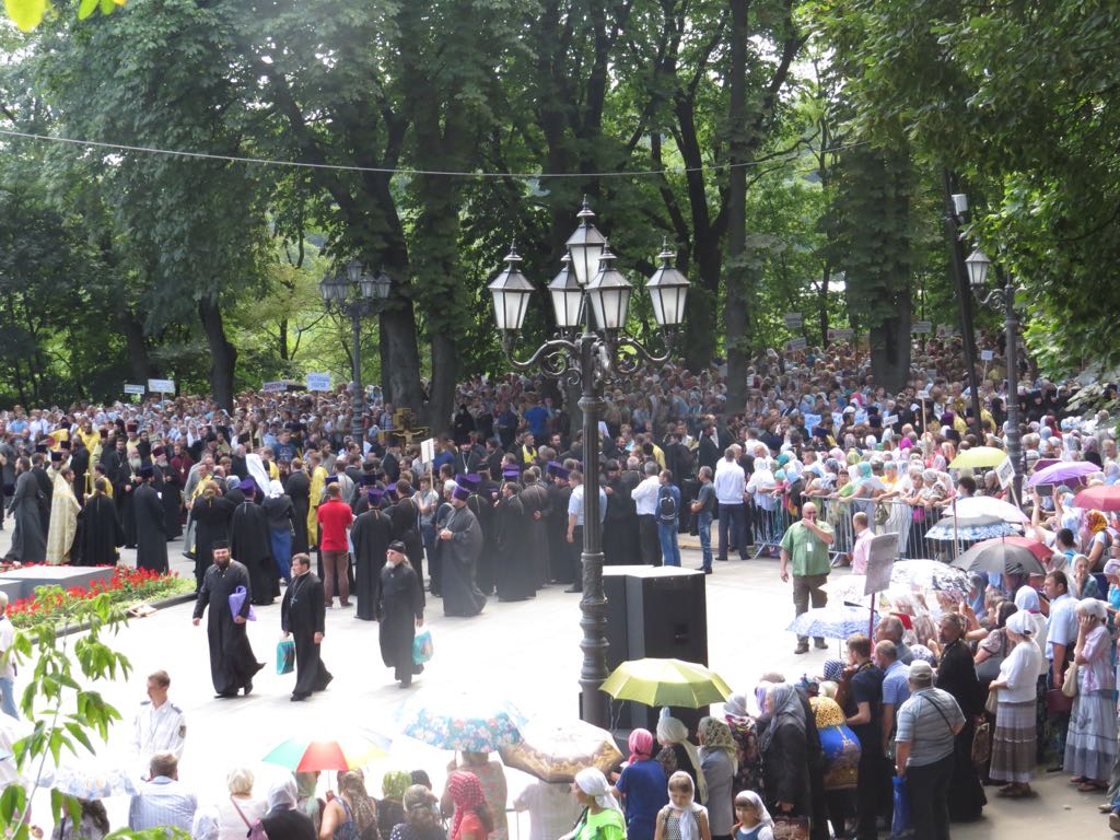 Празднование Дня крещения Руси: в Киеве на Владимирской горке уже 10 тысяч верующих Московского патриархата - кадры