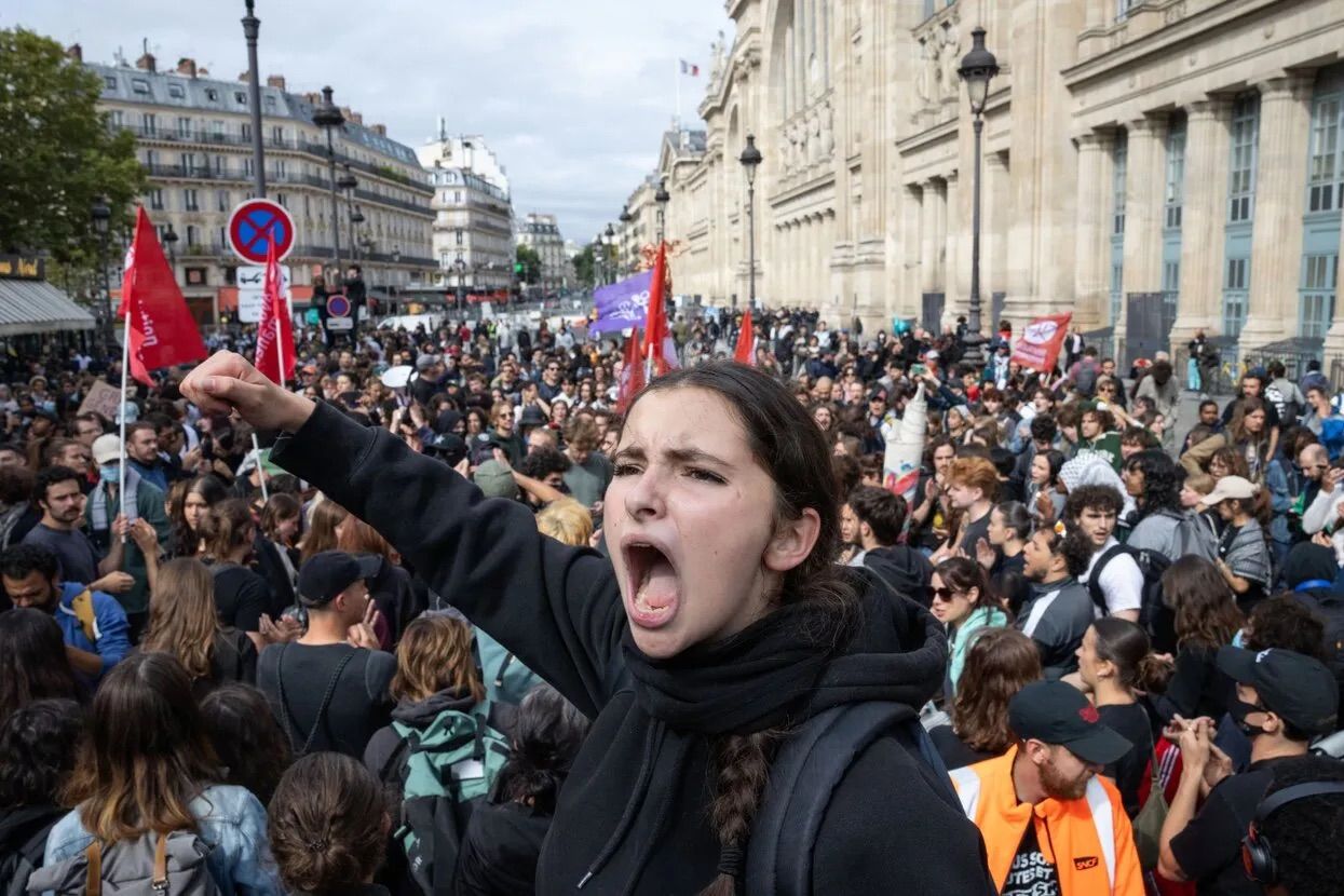 Эммануэлю Макрону протестующие пригрозили судьбой Людовика XVI