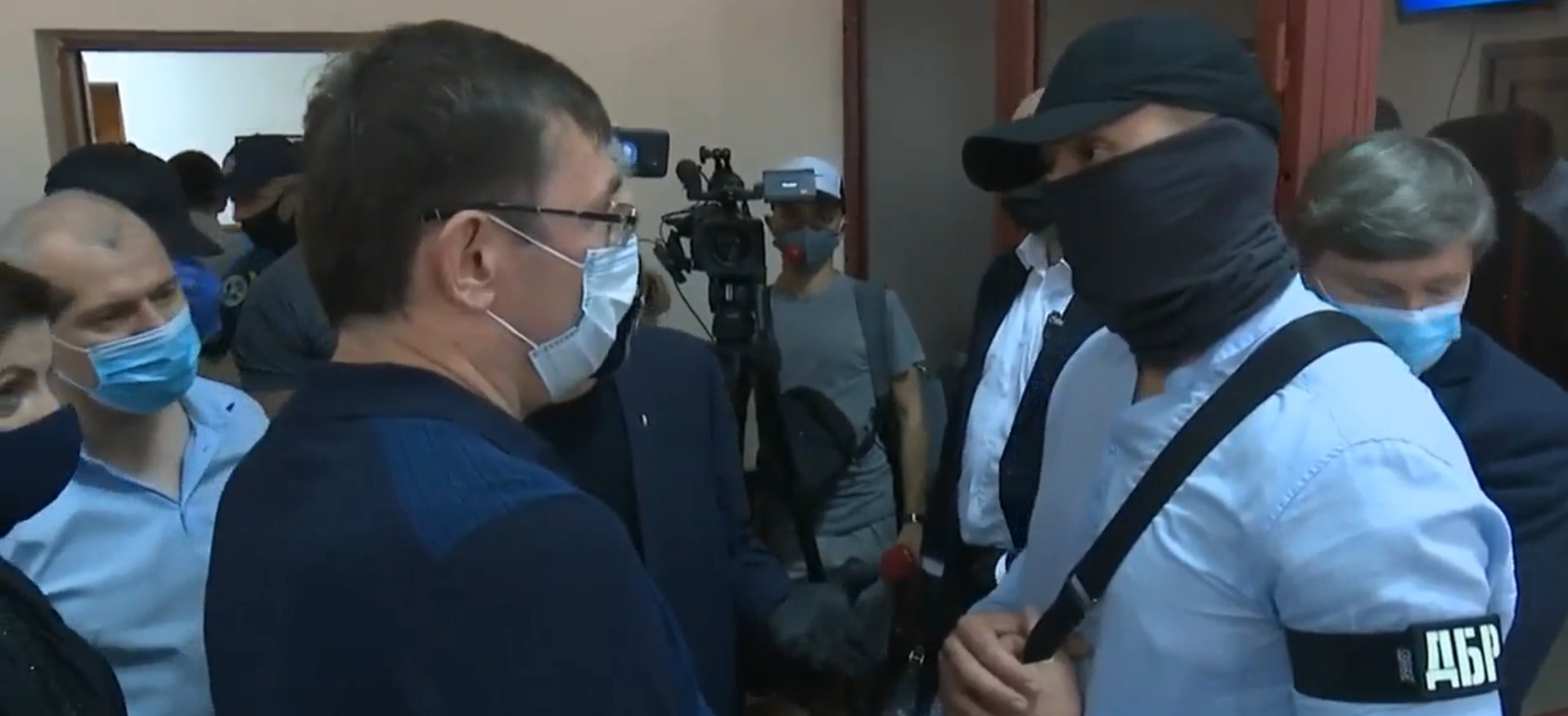Дело Порошенко: во время суда Луценко выяснял отношения с сотрудником ГБР