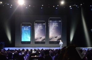 Сегодня в продажу поступит iPhone 6. В магазинах километровые очереди