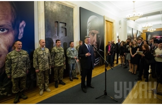 В Администрации Порошенко открыли выставку героев АТО