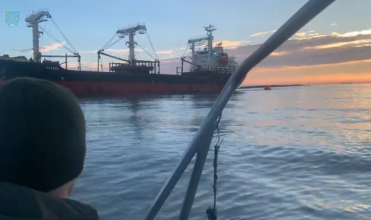 В Черном море следовавшее в украинский порт за зерном судно подорвалось на мине 