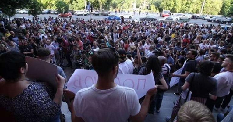 В Киеве тысячи студентов вышли против пророссийского Портнова - кадры
