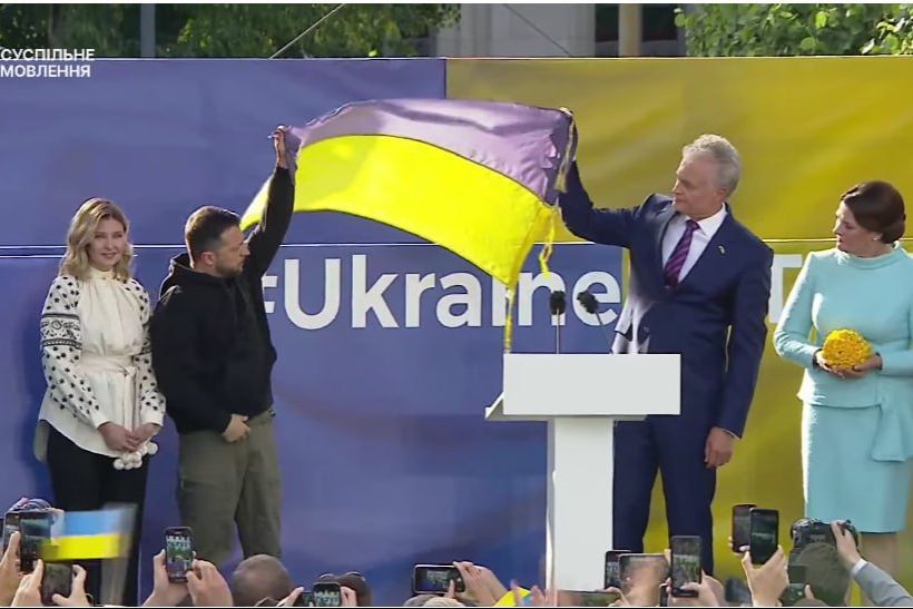 Зеленський із прапором із Бахмуту виступив з історичною промовою у Вільнюсі: "Ніяких окупацій у Європі"