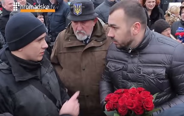 Партийные флаги и государственный язык: в Одессе со скандалом открыли памятный знак Героям Небесной Сотни