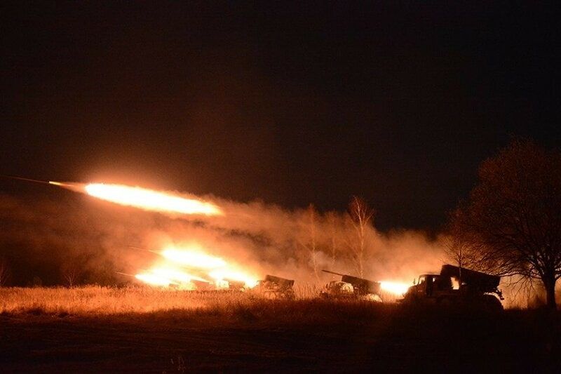 Артилерія ЗСУ підірвала склад боєприпасів росіян під Бахмутом: вибухи снарядів потрапили на відео