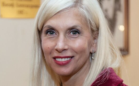 "Настоящая и без фильтров": 58-летняя Алена Свиридова засветила бюст в бирюзовом купальнике