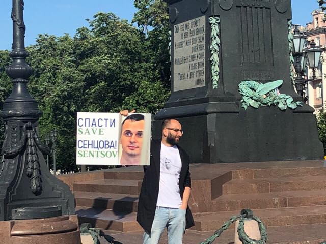 Спасти Сенцова: в Москве задержали известного режиссера за одиночный пикет в поддержку украинского узника