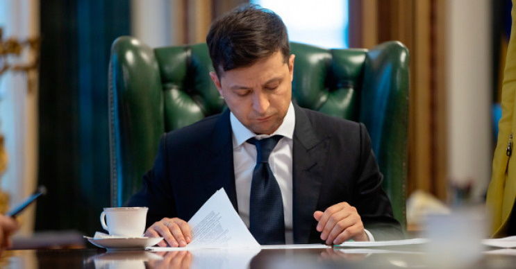 Закон о рынке земли в Украине: президент Зеленский поставил подпись под документом 