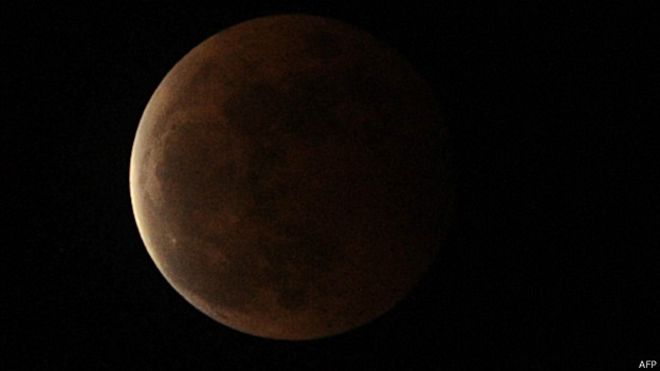 Над Азией, Австралией и Америкой произошло "кровавое" лунное затмение