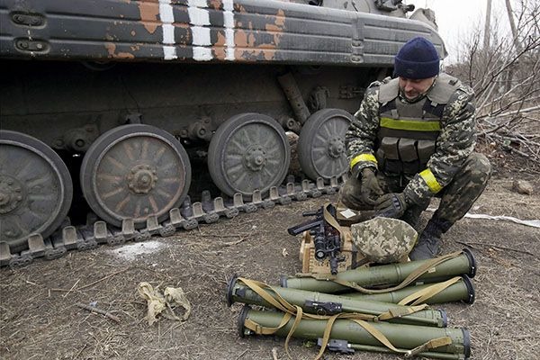 Очевидцы зафиксировали колонну военной техники ВСУ на пути в Донбасс