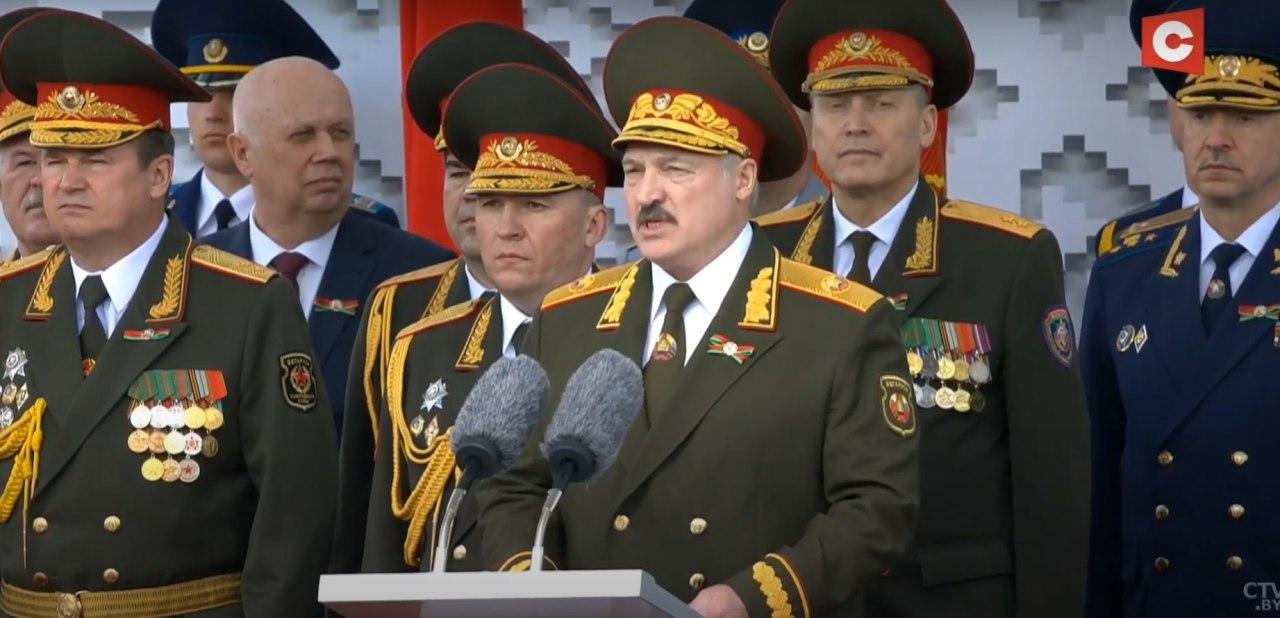 ​Парад Победы на 9 мая в Минске: Лукашенко демонстративно отказался от Георгиевской ленты, видео