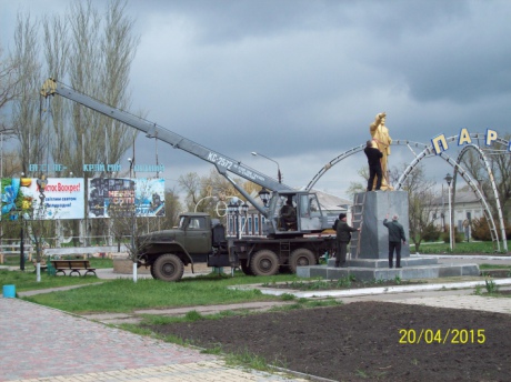В Запорожской области "починили" и вернули Ленина обратно на постамент