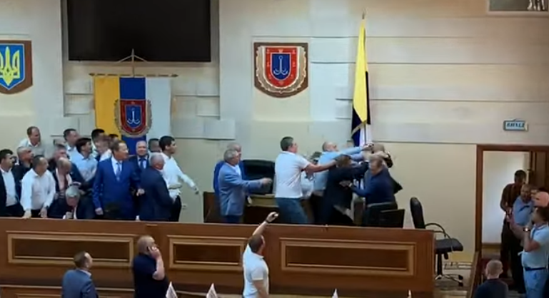 Массовая драка депутатов в Одессе: на сессии облсовета было неспокойно – кадры 