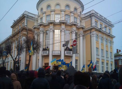 Очевидцы: в Виннице активисты принесли под ОГА шины и подожгли: требуют отставки главы облсовета