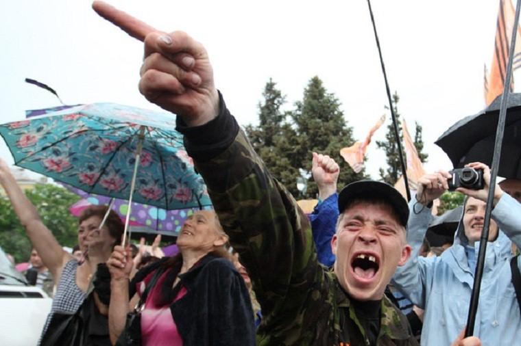Мордой в дерьмо: в Луганске боевиков-дезертиров из армии "ЛНР" бросают в выгребные ямы