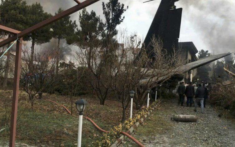 В Иране рухнул самолет с десятками пассажиров – кадры и подробности трагедии