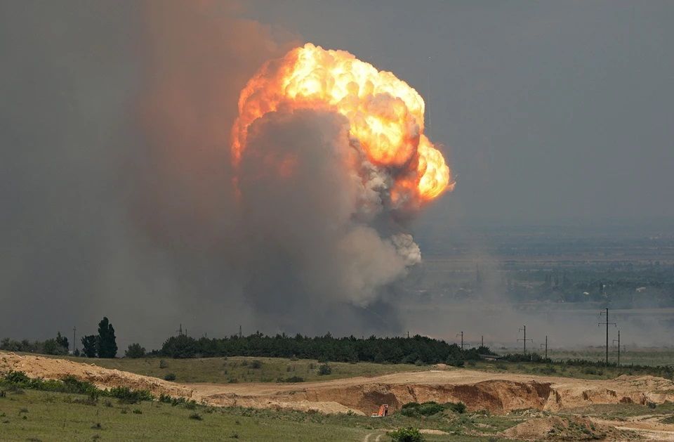 Массированный ракетный удар ВСУ по Крыму: мощные взрывы попали на видео