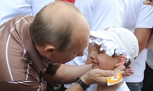 Фотофакт: президент России Владимир Путин страстно любит маленьких детей