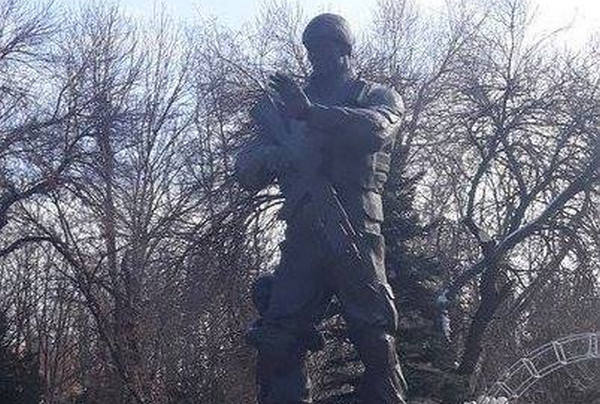 ​Будни “гражданской войны”: в Луганске появился памятник российским “вагнеровцам”, идентичный сирийскому, - подробности и кадры