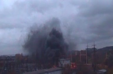 В Донецке начался мощный пожар: горит подстанция в Куйбышевском районе