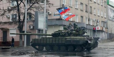 Оккупированный Донецк паникует: более 10 танков боевиков "ДНР" свезено в центр города