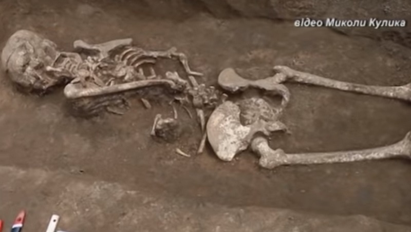 Необычное захоронение: в Черкасской области археологи обнаружили скелет жрицы в странной позе – кадры