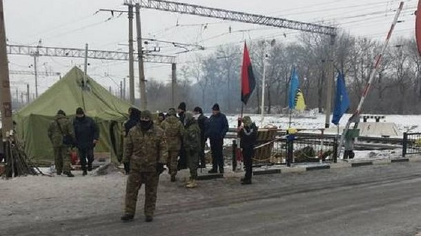 Вооруженные полицейские и "титушки" "зачищают" редут блокадников в Донбассе - активисты окружены