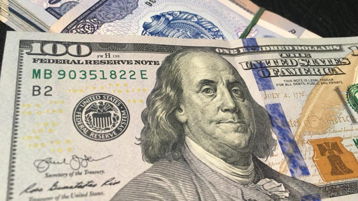 Доллар "рухнул" ниже 24 гривен: курс валют в Украине побил рекорд 2016 года