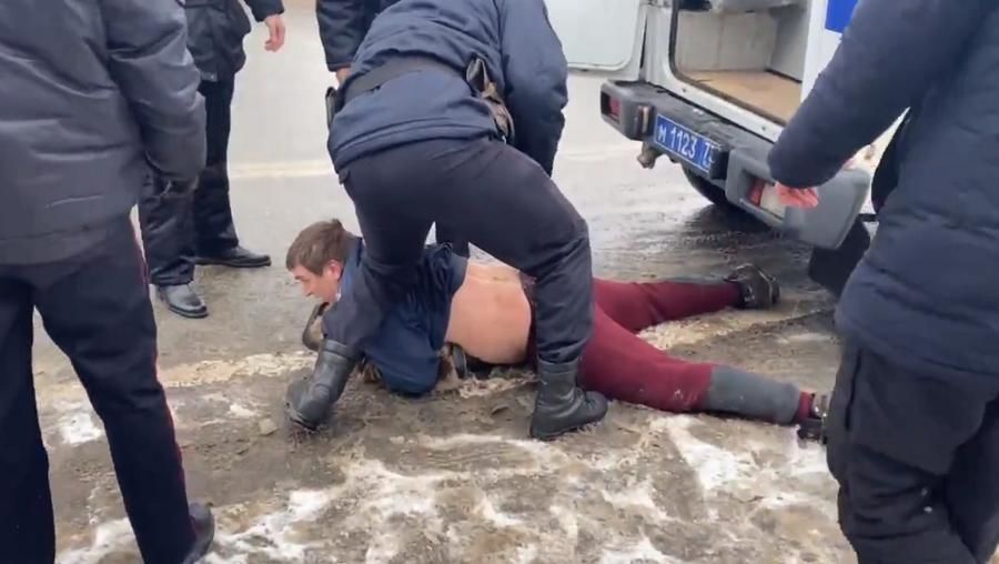 На протесте против Путина ОМОН положил мужчину голым животом на снег: видео вызвало скандал