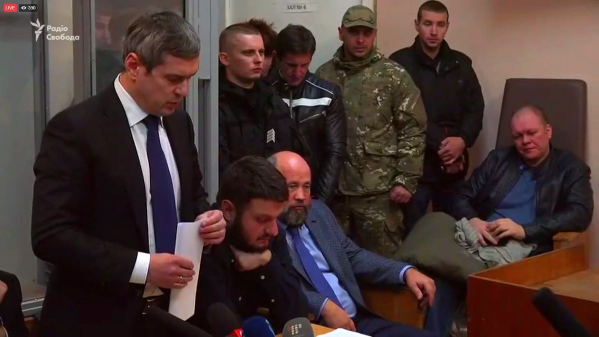 Избрание меры пресечения сыну Авакова: в здание суда "ворвались" мужчины в камуфляжной форме - кадры