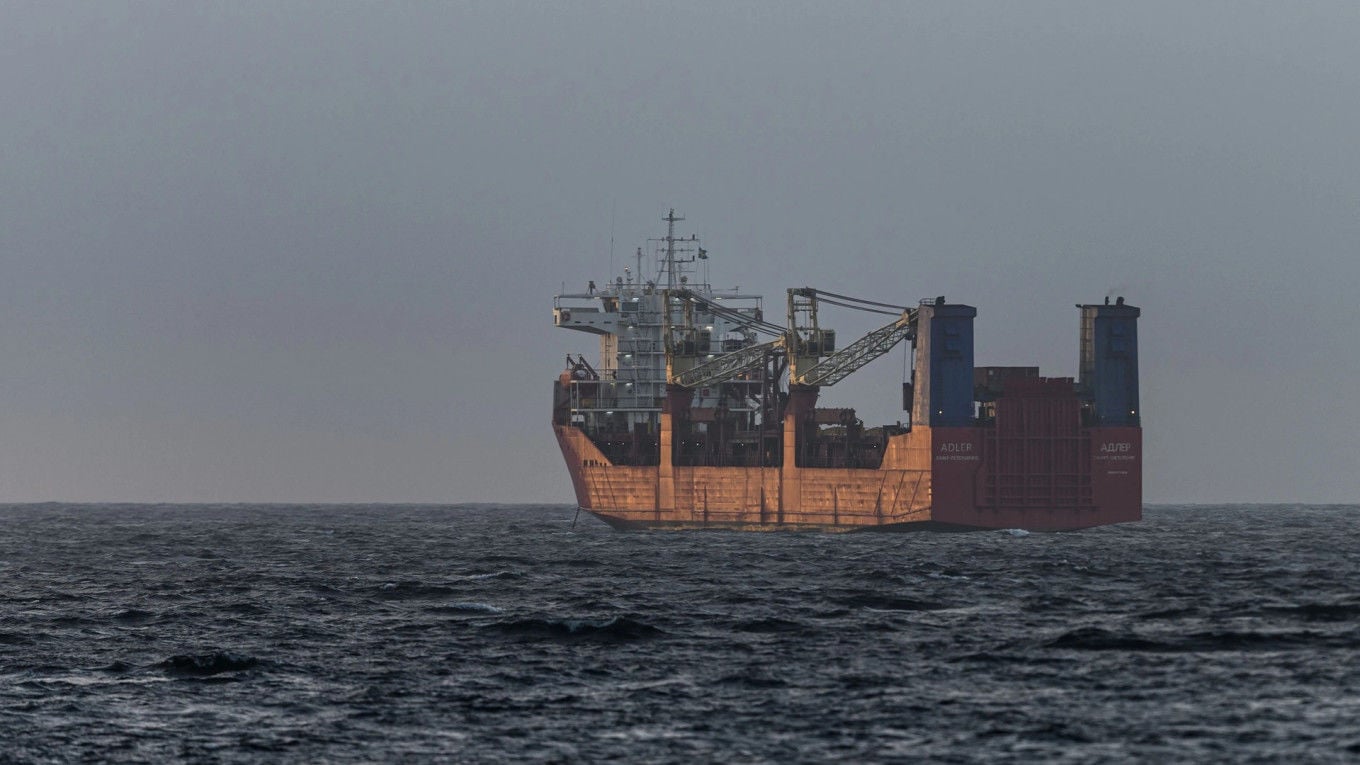 Заглохло и попало в руки силовиков: у берегов Швеции задержано связанное с войной против Украины российское судно