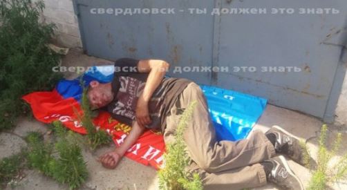 "ЛНР" показали цену ее "флага": кадры, как житель ОРЛО на "символе" террористов выспался прямо на улице