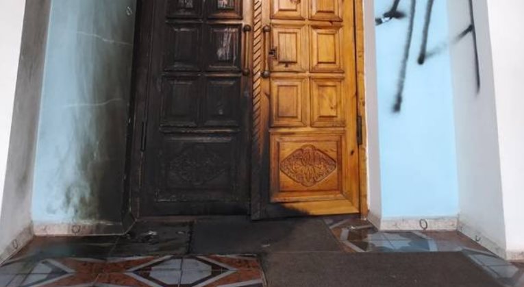 В Кривом Роге подожгли двери церкви Московского патриархата: в СБУ предупреждают о провокациях - кадры