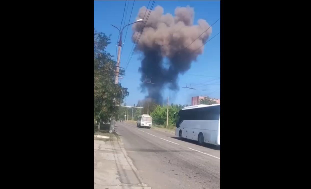 ВСУ нанесли удар по базе россиян в Горловке: мощный взрыв попал на видео