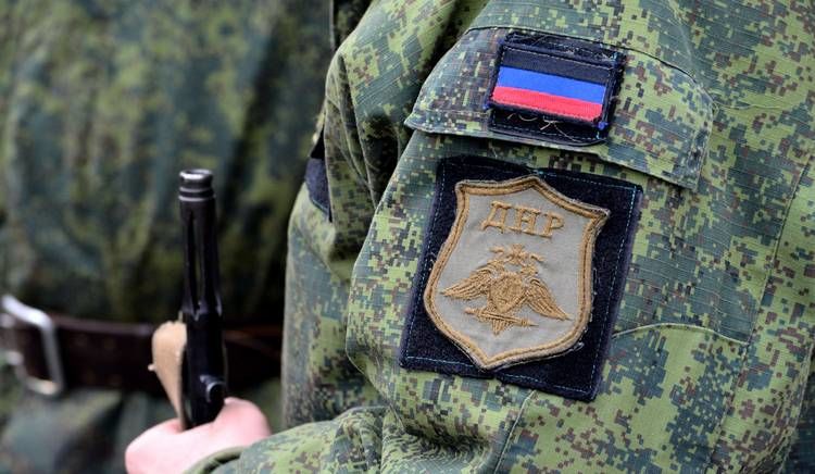 В Донецке показали первые повестки из "военкомата" "ДНР"