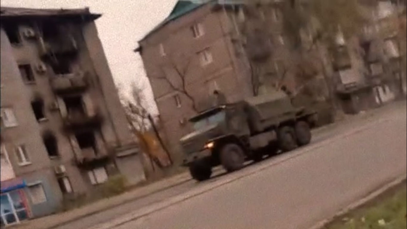 Окупанти перекидають на Донецький напрямок підкріплення: у Мережі з'явилися кадри з Маріуполя