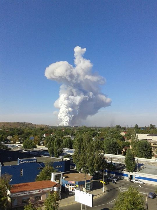 Мощный взрыв в Донецке: горит завод химизделий 