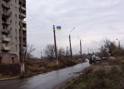 Чтобы террористы никогда не забывали, чья это Земля: активисты передали "пламенный привет" оккупантам из "ДНР" и запустили в небе над ОРДО гигантский флаг Украины – кадры