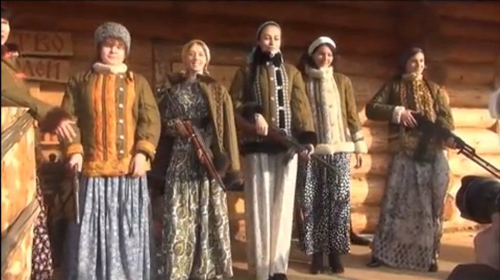 На московском подиуме представили коллекцию ватников для российских ополченок