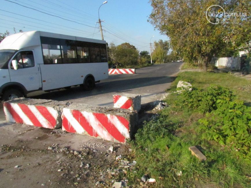 В Мариуполе автомобиль врезался в бетонное заграждение